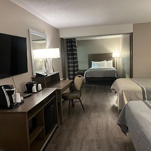 Studio Family Suite Three Queen Beds Non-Smoking